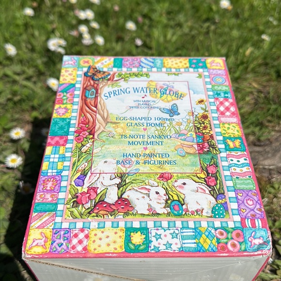 Spring Water Globe with musical play “peter cottontail” egg shape glass dome - Picture 2 of 8